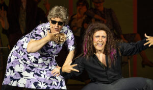 Reidun Christensen som farmor Rosie og bandmedlem George, spillet af Mads Emil Frederiksen, i et forrygende rapnummer i det "The Wedding Singer". Nu går Reidun Christensen efter at komme med i ”Baronessen fra Benzintanken”.