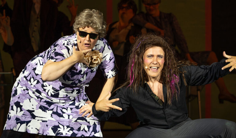 Reidun Christensen som farmor Rosie og bandmedlem George, spillet af Mads Emil Frederiksen, i et forrygende rapnummer i det "The Wedding Singer". Nu går Reidun Christensen efter at komme med i ”Baronessen fra Benzintanken”.